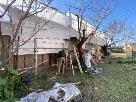 外壁解体・足場工事・防水シート貼り