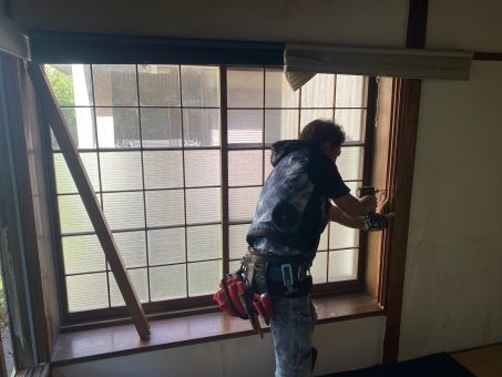 内窓　施工中　LIXIL