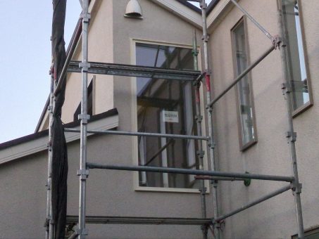 材木座　足場掛け　サッシ工事