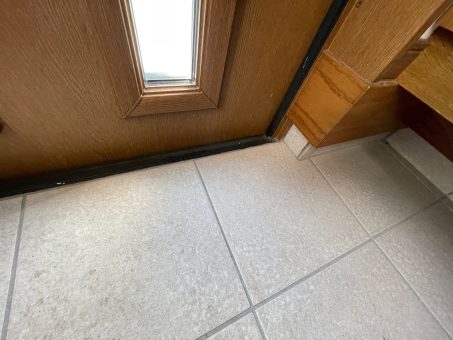 玄関カバー工法工事前　床　葉山